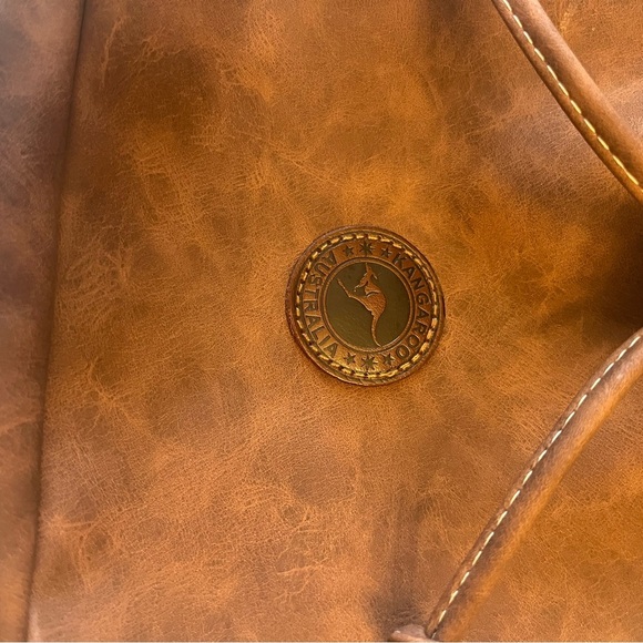 Elegant Tan Leather Crossbody Bag - Picture 4 of 7